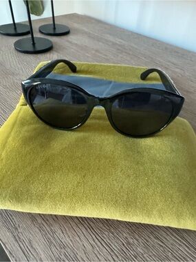 Gucci Black Cat-Eye Sunglasses with Dark Lenses